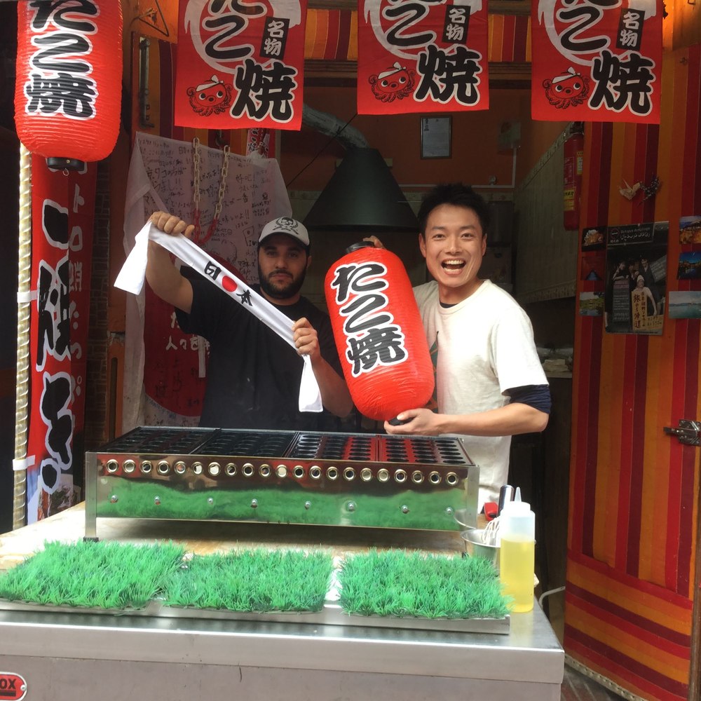 たこ焼き屋台に立つ森田松之助（たこのすけ）